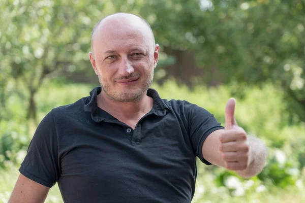 Nahaufnahme Eines Kaukasischen Mannes Mittleren Alters Mit Glatze Der Direkt — Stockfoto