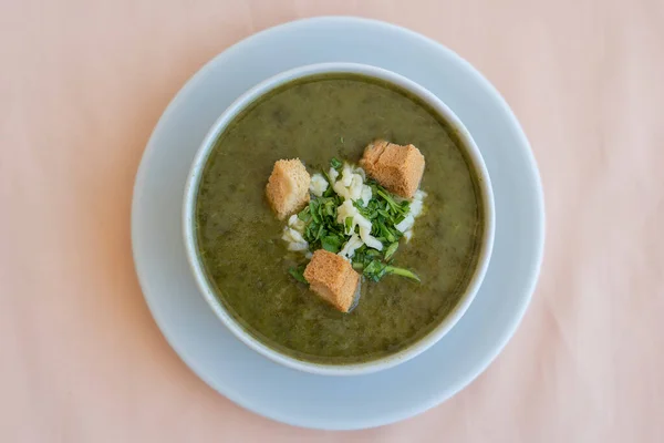 Sopa Creme Verde Espinafre Com Croutons Queijo Salsa Fresca Tigela — Fotografia de Stock