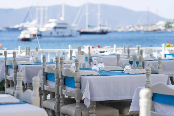 Tavoli Pranzo Bianchi Con Tovaglia Forchetta Coltello Bicchiere Vino Piatto — Foto Stock