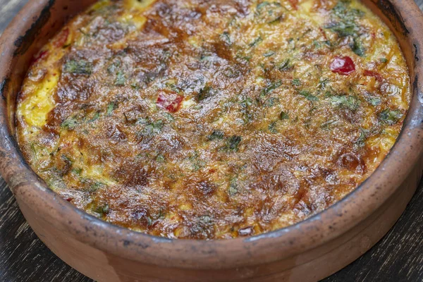 Tazón Cerámica Con Frittata Verduras Comida Vegetariana Simple Frittata Con —  Fotos de Stock