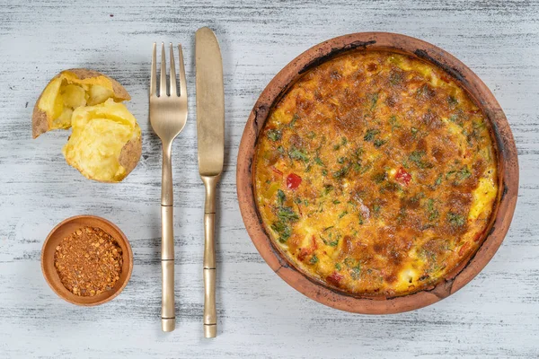 Tazón Cerámica Con Frittata Verduras Comida Vegetariana Simple Frittata Con —  Fotos de Stock