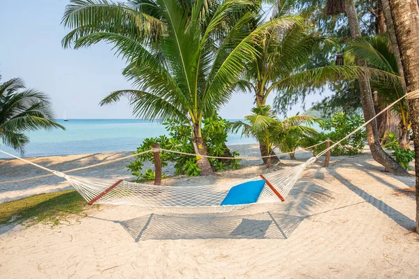 Trópusi Gyönyörű Strand Függőágy Szigeten Koh Kood Thaiföld Utazási Nyaralási — Stock Fotó