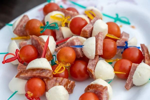 Conjunto Deliciosos Canapés Perto Muitos Canapés Com Linguiça Queijo Tomate — Fotografia de Stock