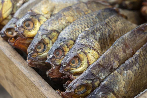 Poisson Fumé Vendre Dans Marché Nourriture Rue Ukraine Gros Plan — Photo