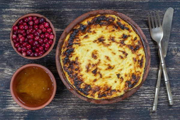 Casseruola Fiocchi Latte Dolci Con Uvetta Semola Sul Tavolo Legno — Foto Stock