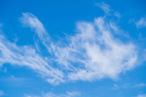 Λευκά Χνουδωτά Σύννεφα Στον Γαλάζιο Ουρανό Αφηρημένο Φόντο — Φωτογραφία Αρχείου