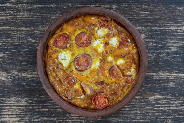 Keramikskål Med Grönsaksfrittata Enkel Vegetarisk Mat Frittata Med Tomat Peppar — Stockfoto
