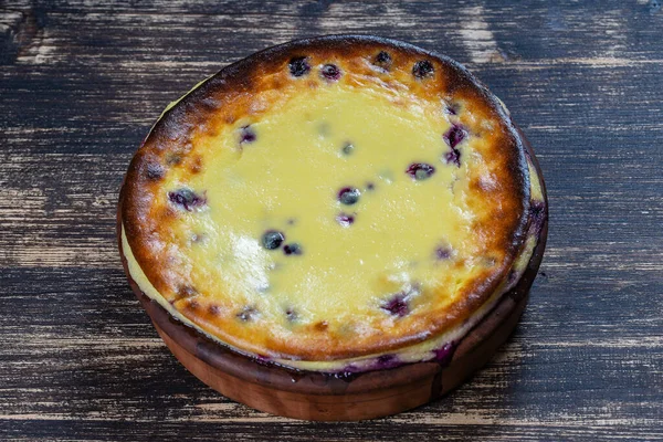 Γλυκό Τυρί Cottage Κατσαρόλα Μαύρο Φραγκοστάφυλο Και Σιμιγδάλι Ξύλινο Τραπέζι — Φωτογραφία Αρχείου