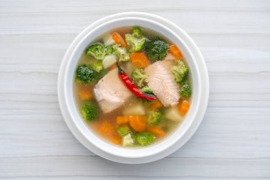 Havuçlu, patatesli, kırmızı biberli, yeşil brokolili ve soğanlı taze somon balığı çorbası. Lezzetli akşam yemeği somonlu balık çorbasından oluşur. Üst görünüm