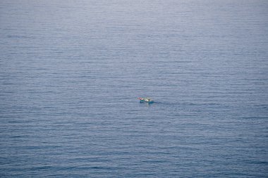 Vietnam 'ın Da Nang kasabası yakınlarındaki bir balıkçı teknesinin deniz manzarası.