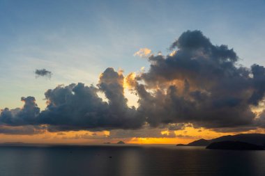 Hon Chong Burnu, Nha Trang, Khanh Hoa Eyaleti, Vietnam 'da manzara gündoğumu. Seyahat ve doğa kavramı. Sabah gökyüzü, bulutlar, güneş ve deniz suyu