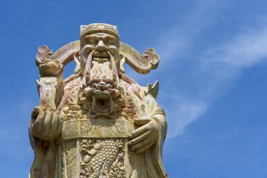 Vietnam 'ın Danang kentindeki bir Budist tapınağında antik bir Çin savaşçı heykeli ya da tanrı Çin' in yüzü.