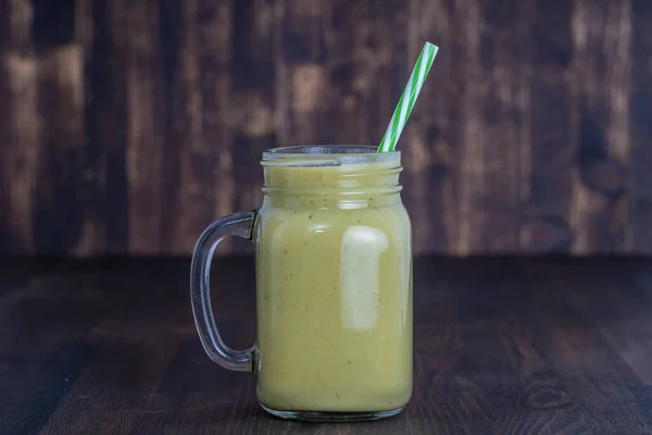 Smoothie Verde Fresco Abacate Quivi Banana Mel Caneca Vidro Fundo — Fotografia de Stock