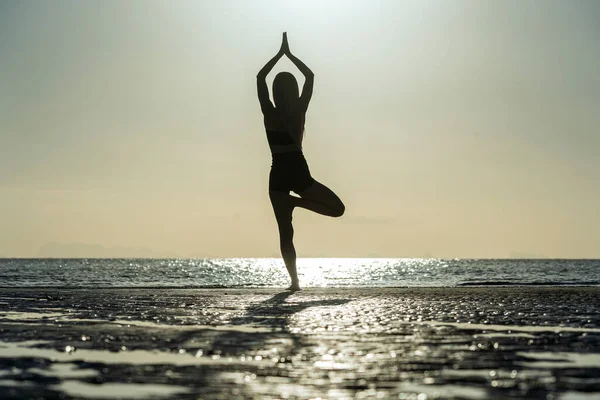Silueta Mujer Pie Postura Yoga Playa Tropical Durante Puesta Del —  Fotos de Stock