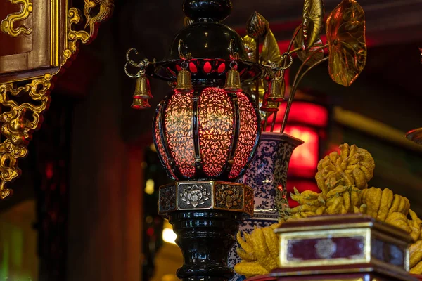 Lâmpada Chinesa Decorativa Vaso Porcelana Ofertas Templo Budista Perto Cidade — Fotografia de Stock