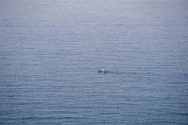 Vista Aérea Barco Pesca Água Mar Perto Cidade Nang Vietnã — Fotografia de Stock