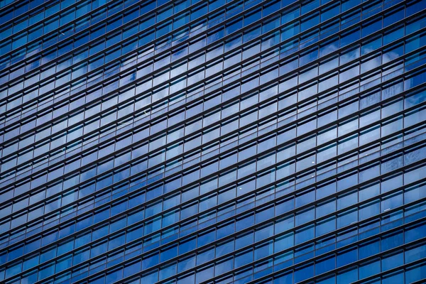 Arranha Céu Vidro Alto Com Reflexo Céu Azul Nuvens Brancas — Fotografia de Stock