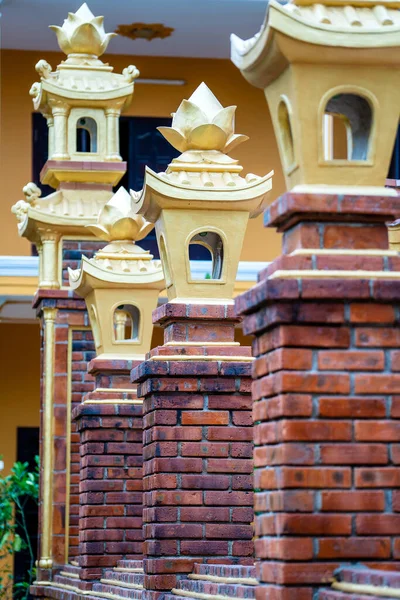 Straatlampen Een Bakstenen Hek Een Boeddhistische Tempel Danang Vietnam Sluiten — Stockfoto