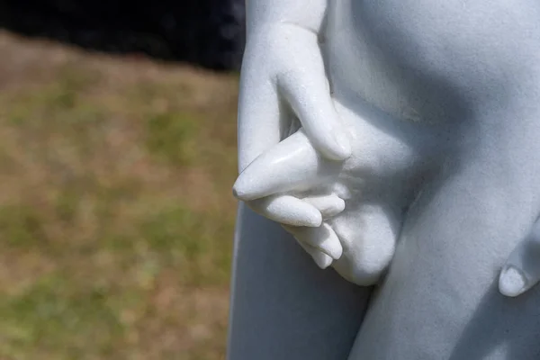 Detalhe Estátua Mármore Menino Mijando Jardim Tropical Danang Vietnã Close — Fotografia de Stock