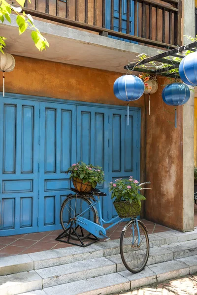 Bicicleta Vintage Con Cesta Llena Flores Junto Antiguo Edificio Danang — Foto de Stock