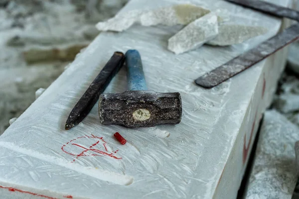 Beeldhouwer Gereedschap Een Marmeren Plaat Close Werkplaats Traditionele Gereedschappen Beeldhouwer — Stockfoto