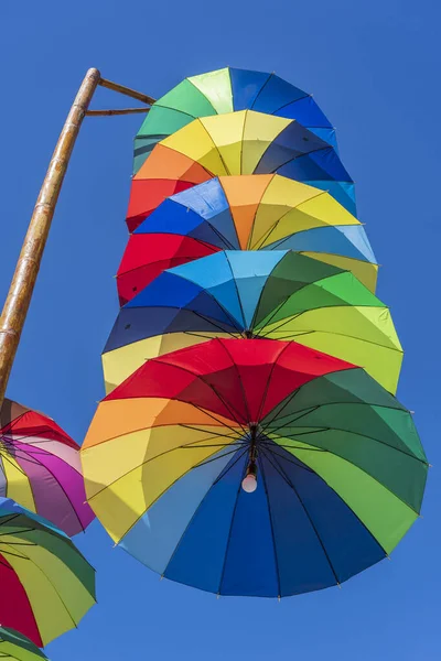 Straatlampen Versierd Met Kleurrijke Paraplu Hangen Een Pilaar Straat Tegen — Stockfoto