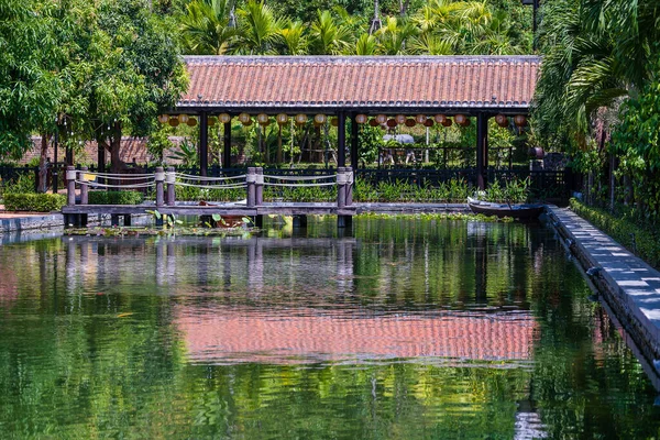 Muelle Madera Estanque Jardín Tropical Danang Vietnam Concepto Viaje Naturaleza — Foto de Stock