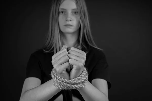 Portret Młodej Dziewczyny Związanymi Rękami Czarnym Tle Czerń Biel — Zdjęcie stockowe
