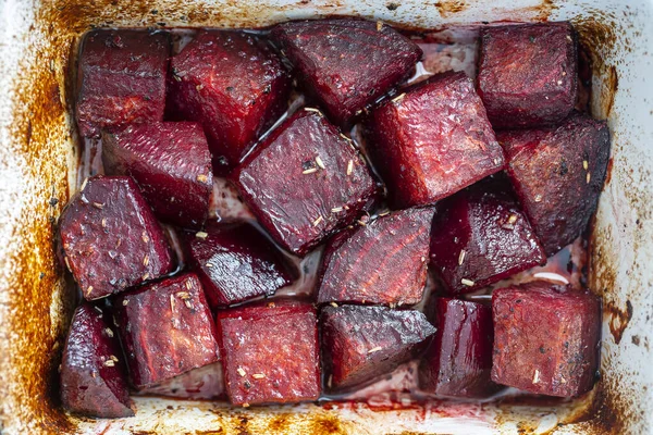 Barbabietola Rossa Forno Con Miele Vicino Ciotola Ceramica Con Fette — Foto Stock