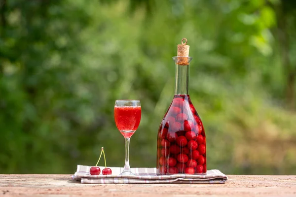 Домашняя Настойка Красной Вишни Концепция Алкогольных Напитков Домашнее Красное Вино — стоковое фото