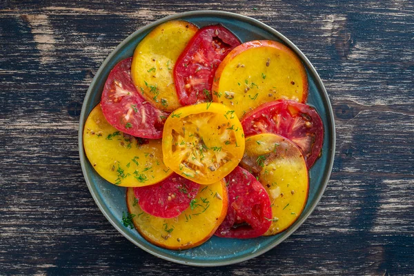 Kleurrijke Zomersalade Met Tomaat Nectarines Gekruid Met Een Saus Van — Stockfoto