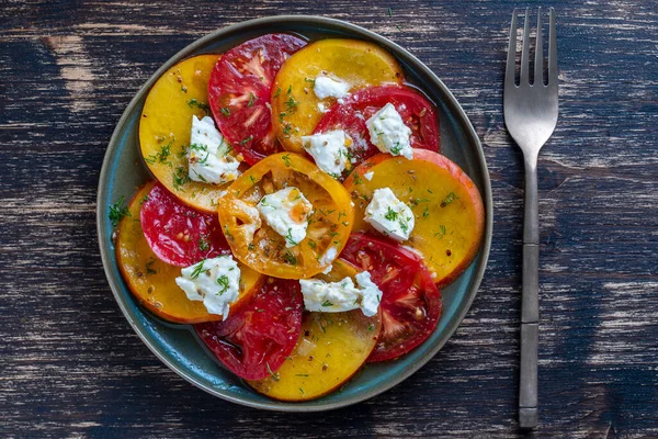 Kolorowa Sałatka Letnia Pomidorami Nektarynami Serem Feta Przyprawiona Sosem Oliwy — Zdjęcie stockowe