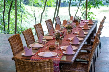 Boş bir restoran terasında masa ve rattan sandalyeler servis ettim. Tanzanya, Doğu Afrika
