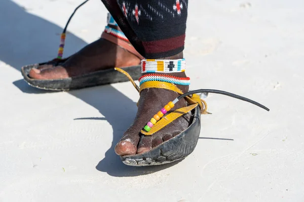 Stammesmasai Beine Mit Einem Bunten Armband Und Sandalen Aus Autoreifen — Stockfoto