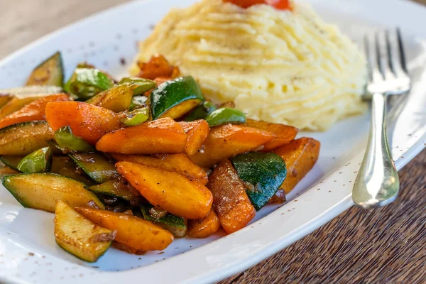 Purè Patate Con Verdure Fritte Piatto Bianco Vicino — Foto Stock