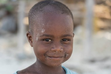 Zanzibar, Tanzanya - Aralık 02, 2019: Tanzanya, Doğu Afrika 'da Zanzibar adasının bir caddesinde bilinmeyen Afrikalı genç çocuk,