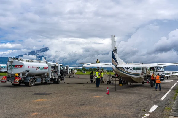 Arusha Tanzania Grudnia 2019 Ciężarówka Paliwowa Tankująca Małe Śmigła Przed — Zdjęcie stockowe