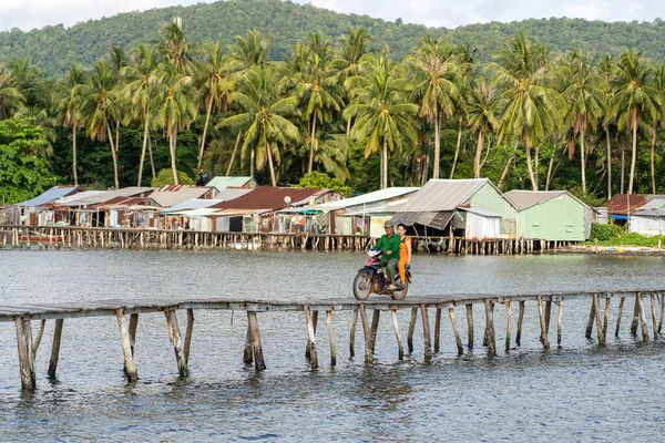 Isla Phu Quoc Vietnam Mayo 2020 Vietnamitas Sentados Una Motocicleta — Foto de Stock