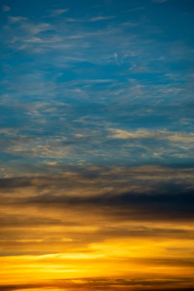 Gouden Blauwe Lucht Met Witte Wolken Tijdens Zonsondergang Textuur Achtergrond — Stockfoto