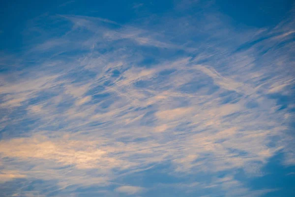 Modrá Obloha Bílými Mraky Během Západu Slunce Textury Pozadí — Stock fotografie