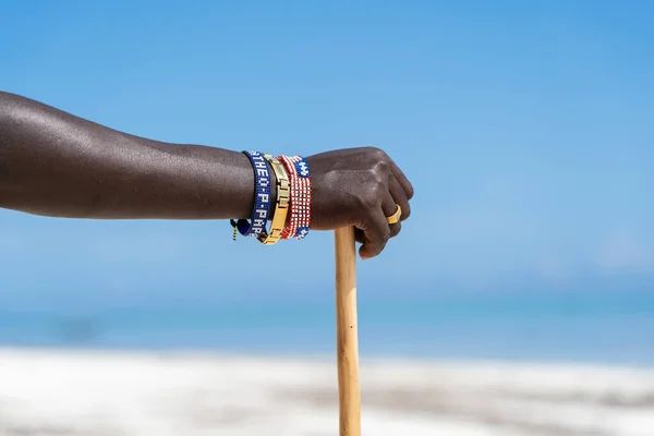 Mão Masai Tribal Com Uma Pulseira Colorida Praia Areia Perto — Fotografia de Stock