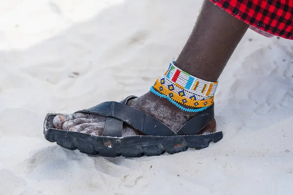 Stammesmasai Beine Mit Einem Bunten Armband Und Sandalen Aus Autoreifen — Stockfoto