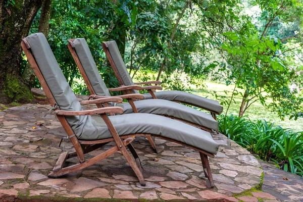 Três Espreguiçadeiras Aconchegantes Terraço Jardim Tropical Perto Lago Tanzânia África — Fotografia de Stock