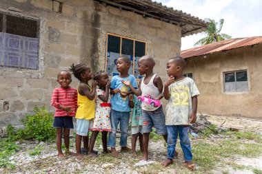 Zanzibar, Tanzanya - 18 Ocak 2020: Zanzibar Adası, Tanzanya, Doğu Afrika 'da bilinmeyen Afrikalı çocuklar