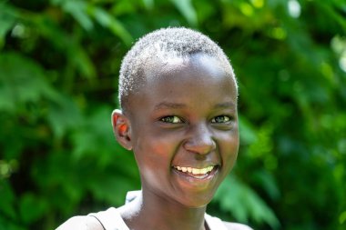 Arusha, Tanzanya - 24 Aralık 2019: Arusha, Tanzanya, Doğu Afrika 'da bir sokakta, bilinmeyen Afrikalı genç mutlu çocuk,