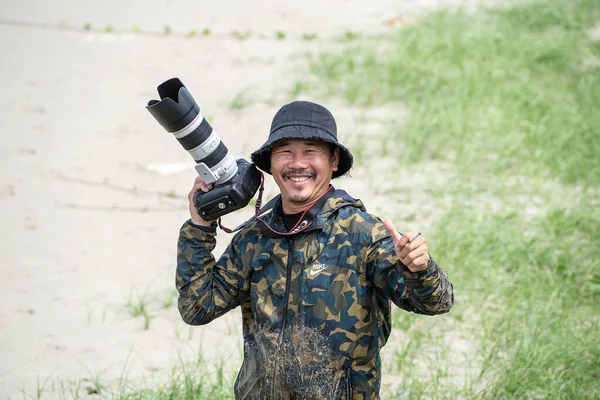 越南大农 2020年4月27日 一位快乐摄影师在越南丹南市附近的海滨带着一个大相机的肖像 — 图库照片