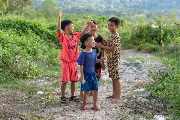 Ilha Phu Quoc Vietnã Maio 2020 Quatro Meninos Vietnamitas Rua — Fotografia de Stock