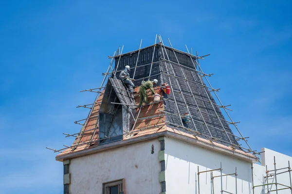 Ilha Phu Quoc Vietnã Maio 2020 Dois Construtores Vietnamitas Telhado — Fotografia de Stock