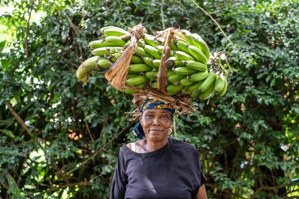 Αρούσα Τανζανία Δεκεμβρίου 2019 Αφρικανή Γριά Στο Δρόμο Πράσινες Μπανάνες — Φωτογραφία Αρχείου