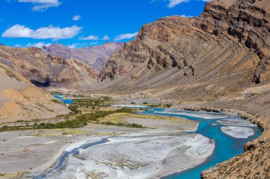 Hindistan 'da Leh' ten Manali otoyoluna kadar Himalaya dağlarının manzarası. Hindistan 'ın Himalayalar, Ladakh, Jammu ve Kaşmir bölgesindeki mavi nehir ve görkemli kayalık dağlar. Doğa ve seyahat kavramı